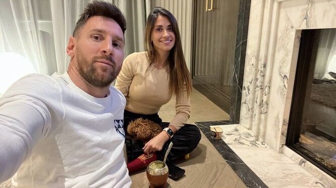 Messi drinks mate with his wife