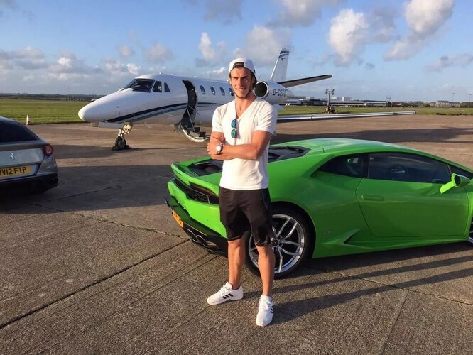 Gareth Bale next to his Lamborghini Huracan