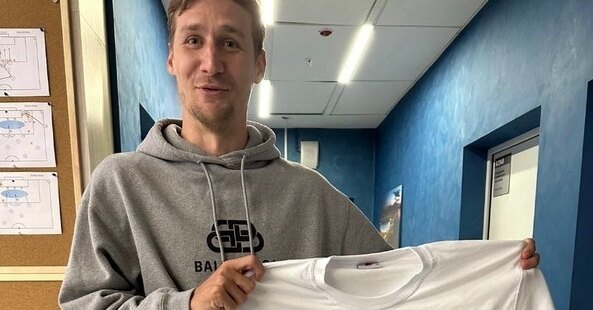 “Go to the stadium for an orgasm”: a Russian football player wore a T‑shirt with a vulgar inscription because of male impotence