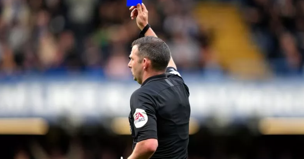 In football they will introduce a blue card, for which they will be sent off for 10 minutes: here’s how it works